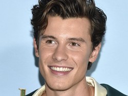 Gaya Rambut Shawn Mendes Berubah Total, Fans Berduka