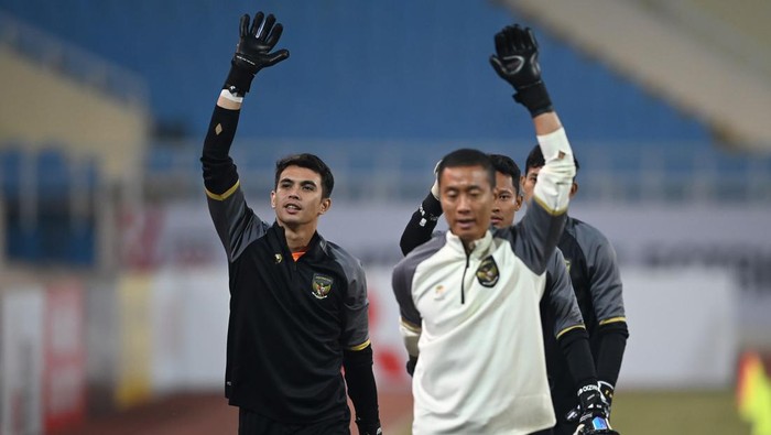 Kiper Tim Nasional Indonesia Nadeo Argawinata (kedua kiri) bersama rekan-rekannya berlatih dalam sesi latihan resmi jelang pertandingan leg 2 babak semi final Piala AFF 2022 di Stadion Nasional My Dinh, Hanoi, Vietnam, Minggu (8/1/2023). Pelatih Shin Tae-yong menegaskan timnya tidak menargetkan seri tetapi menang melawan Timnas Vietnam dalam pertandingan leg 2 pada Senin (9/1/2023) untuk lolos ke babak final.
