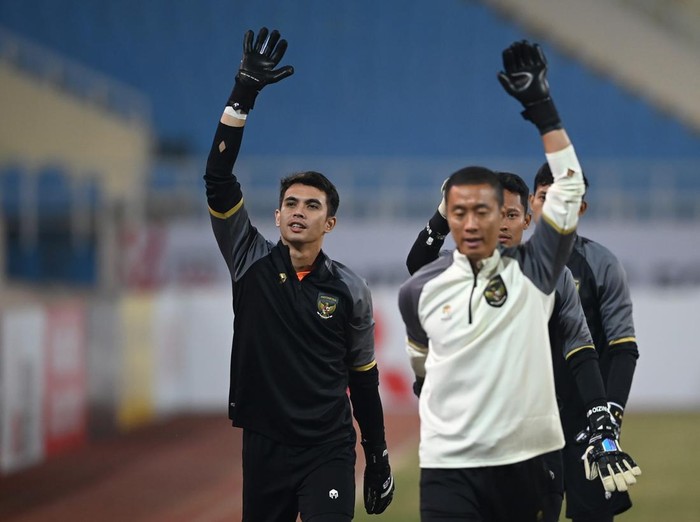 Kiper Tim Nasional Indonesia Nadeo Argawinata (kedua kiri) bersama rekan-rekannya berlatih dalam sesi latihan resmi jelang pertandingan leg 2 babak semi final Piala AFF 2022 di Stadion Nasional My Dinh, Hanoi, Vietnam, Minggu (8/1/2023). Pelatih Shin Tae-yong menegaskan timnya tidak menargetkan seri tetapi menang melawan Timnas Vietnam dalam pertandingan leg 2 pada Senin (9/1/2023) untuk lolos ke babak final.