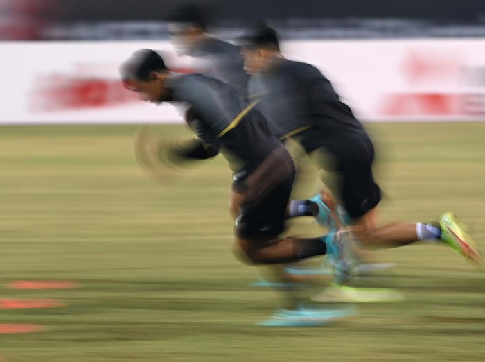 Kiper Tim Nasional Indonesia Nadeo Argawinata (kedua kiri) bersama rekan-rekannya berlatih dalam sesi latihan resmi jelang pertandingan leg 2 babak semi final Piala AFF 2022 di Stadion Nasional My Dinh, Hanoi, Vietnam, Minggu (8/1/2023). Pelatih Shin Tae-yong menegaskan timnya tidak menargetkan seri tetapi menang melawan Timnas Vietnam dalam pertandingan leg 2 pada Senin (9/1/2023) untuk lolos ke babak final.