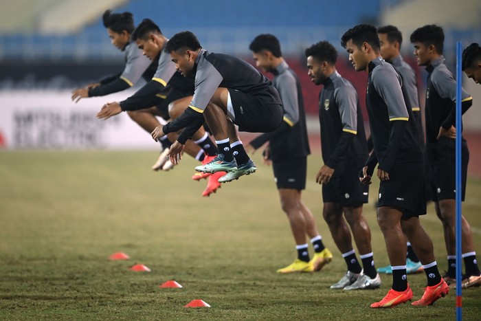 Kiper Tim Nasional Indonesia Nadeo Argawinata (kedua kiri) bersama rekan-rekannya berlatih dalam sesi latihan resmi jelang pertandingan leg 2 babak semi final Piala AFF 2022 di Stadion Nasional My Dinh, Hanoi, Vietnam, Minggu (8/1/2023). Pelatih Shin Tae-yong menegaskan timnya tidak menargetkan seri tetapi menang melawan Timnas Vietnam dalam pertandingan leg 2 pada Senin (9/1/2023) untuk lolos ke babak final.