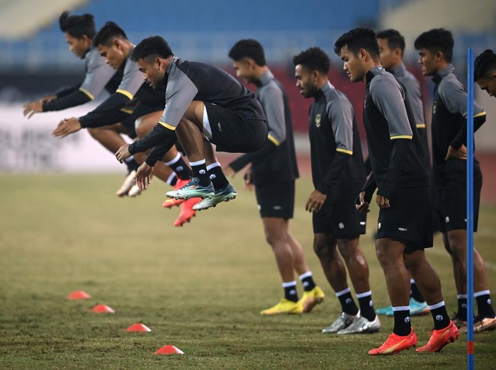 Kiper Tim Nasional Indonesia Nadeo Argawinata (kedua kiri) bersama rekan-rekannya berlatih dalam sesi latihan resmi jelang pertandingan leg 2 babak semi final Piala AFF 2022 di Stadion Nasional My Dinh, Hanoi, Vietnam, Minggu (8/1/2023). Pelatih Shin Tae-yong menegaskan timnya tidak menargetkan seri tetapi menang melawan Timnas Vietnam dalam pertandingan leg 2 pada Senin (9/1/2023) untuk lolos ke babak final.