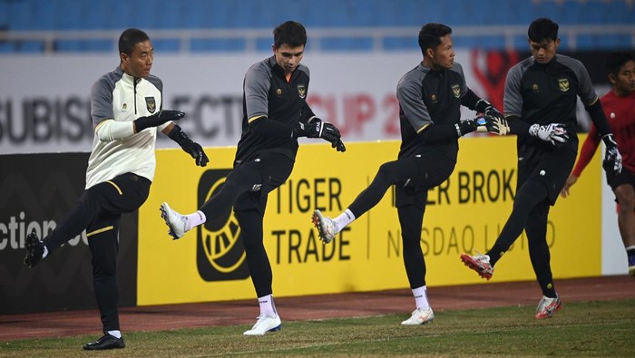 Skuad Garuda Indonesia Jalani Latihan, Jelang Laga Mati Lawan Vietnam Kiper Tim Nasional Indonesia Nadeo Argawinata (kedua kiri) bersama rekan-rekannya berlatih dalam sesi latihan resmi jelang pertandingan leg 2 babak semi final Piala AFF 2022 di Stadion Nasional My Dinh, Hanoi, Vietnam, Minggu (8/1/2023). Pelatih Shin Tae-yong menegaskan timnya tidak menargetkan seri tetapi menang melawan Timnas Vietnam dalam pertandingan leg 2 pada Senin (9/1/2023) untuk lolos ke babak final.