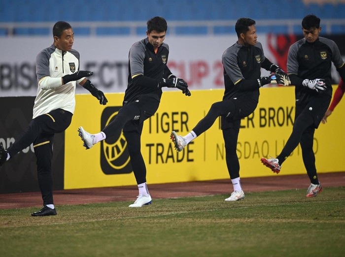 Kiper Tim Nasional Indonesia Nadeo Argawinata (kedua kiri) bersama rekan-rekannya berlatih dalam sesi latihan resmi jelang pertandingan leg 2 babak semi final Piala AFF 2022 di Stadion Nasional My Dinh, Hanoi, Vietnam, Minggu (8/1/2023). Pelatih Shin Tae-yong menegaskan timnya tidak menargetkan seri tetapi menang melawan Timnas Vietnam dalam pertandingan leg 2 pada Senin (9/1/2023) untuk lolos ke babak final.