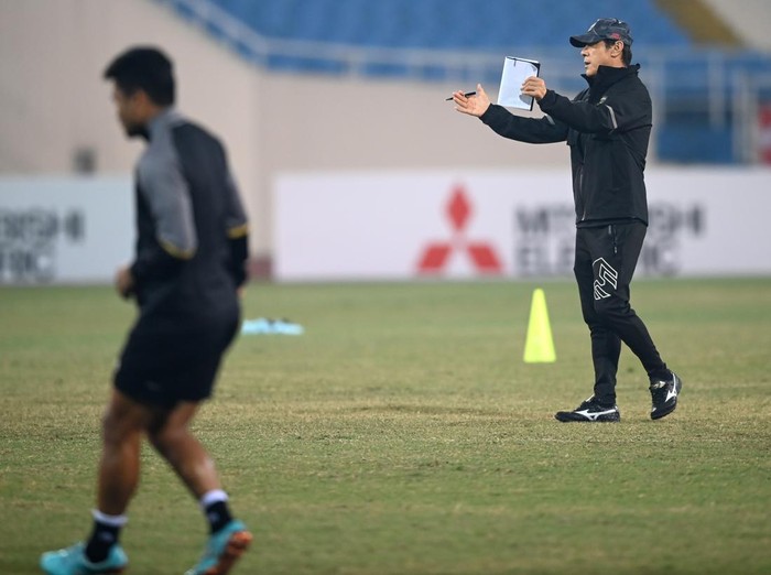 Kiper Tim Nasional Indonesia Nadeo Argawinata (kedua kiri) bersama rekan-rekannya berlatih dalam sesi latihan resmi jelang pertandingan leg 2 babak semi final Piala AFF 2022 di Stadion Nasional My Dinh, Hanoi, Vietnam, Minggu (8/1/2023). Pelatih Shin Tae-yong menegaskan timnya tidak menargetkan seri tetapi menang melawan Timnas Vietnam dalam pertandingan leg 2 pada Senin (9/1/2023) untuk lolos ke babak final.