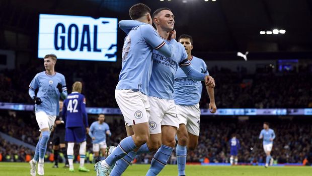 Soccer Football - FA Cup Third Round - Manchester City v Chelsea - Etihad Stadium, Manchester, Britain - January 8, 2023 Manchester City's Julian Alvarez celebrates scoring their second goal with Phil Foden Action Images via Reuters/Jason Cairnduff