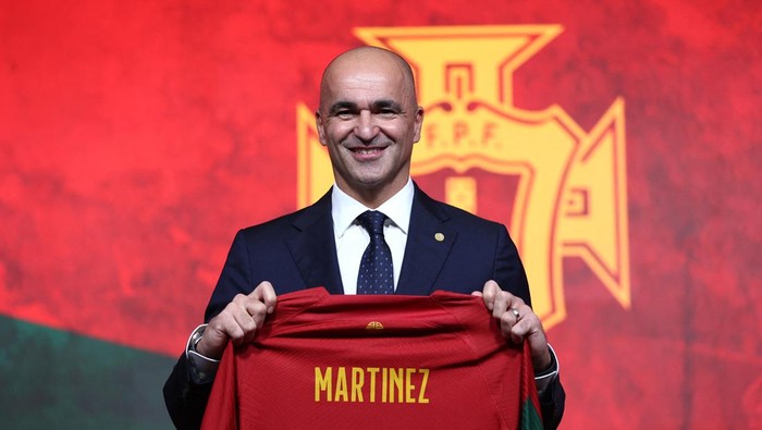 Soccer Football - Portugal present new coach Roberto Martinez - Cidade do Futebol, Alges, Portugal - January 9, 2023 New Portugal coach Roberto Martinez poses with a shirt during the presentation REUTERS/Rodrigo Antunes