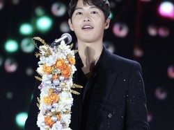 Song Joong Ki Tampil Perdana di Publik Usai Terungkap Pacari Wanita Inggris