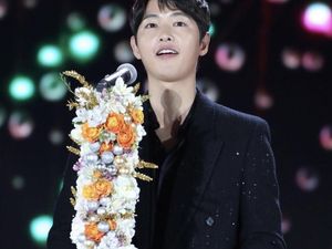 Song Joong Ki Tampil Perdana di Publik Usai Terungkap Pacari Wanita Inggris Song Joong Ki Tampil Perdana di Publik Usai Terungkap Pacari Wanita Inggris