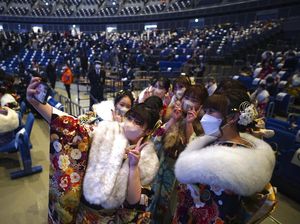 Suka Cita Gadis-gadis Jepang Rayakan Hari Kedewasaan Suka Cita Gadis-gadis Jepang Rayakan Hari Kedewasaan