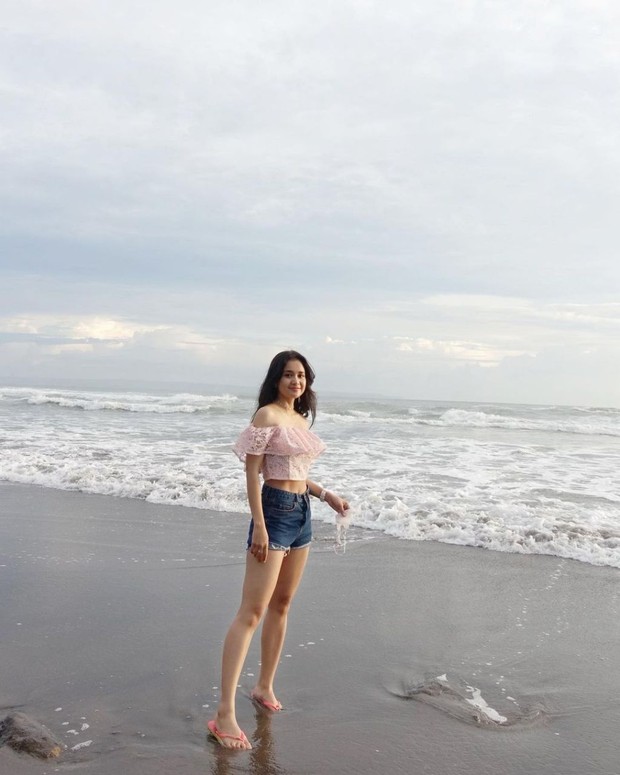 Tampil Memikat dengan Ruffle Crop Top dan Short Pants. Foto Instagram: michelleziu