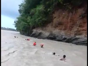 Anak-anak Bertaruh Nyawa Seberangi Sungai Banjir di Amfoang Kupang Anak-anak Bertaruh Nyawa Seberangi Sungai Banjir di Amfoang Kupang