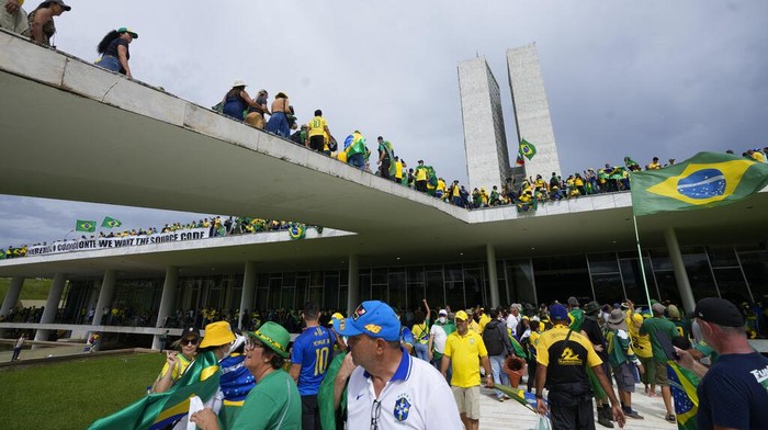 Protesters, supporters of Brazils former President Jair Bolsonaro, storm the the National Congress building in Brasilia, Brazil, Sunday, Jan. 8, 2023. (AP Photo/Eraldo Peres)