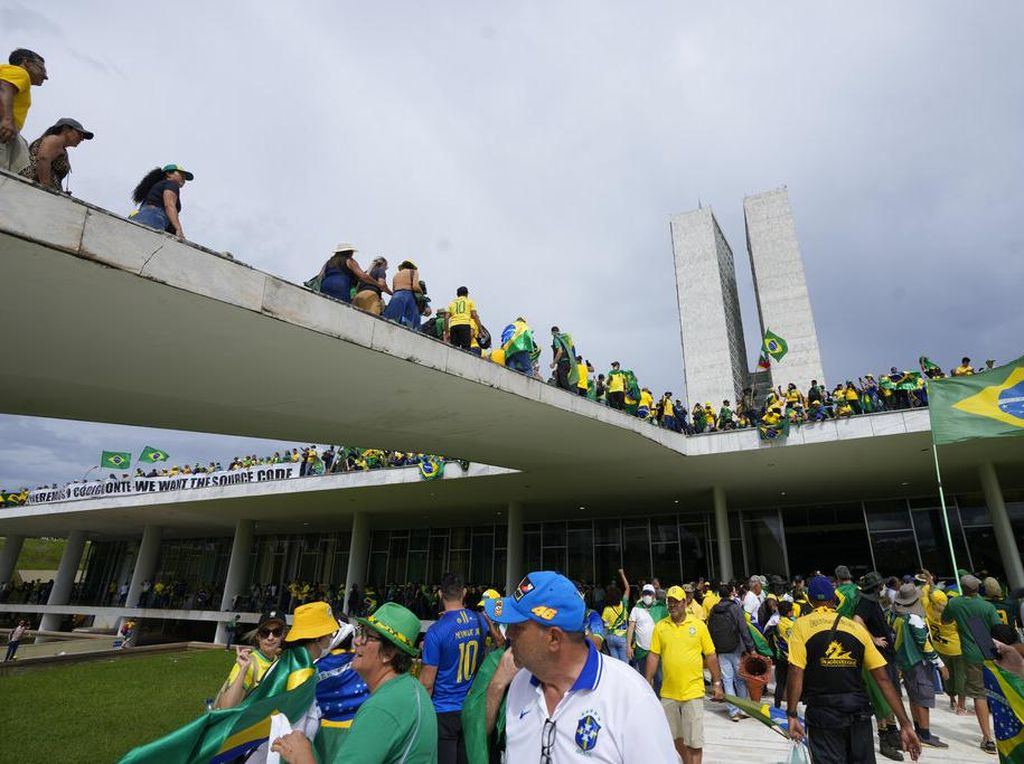 Polisi Brasil Rebut Kendali Gedung Kongres dari Perusuh Pro-Bolsonaro