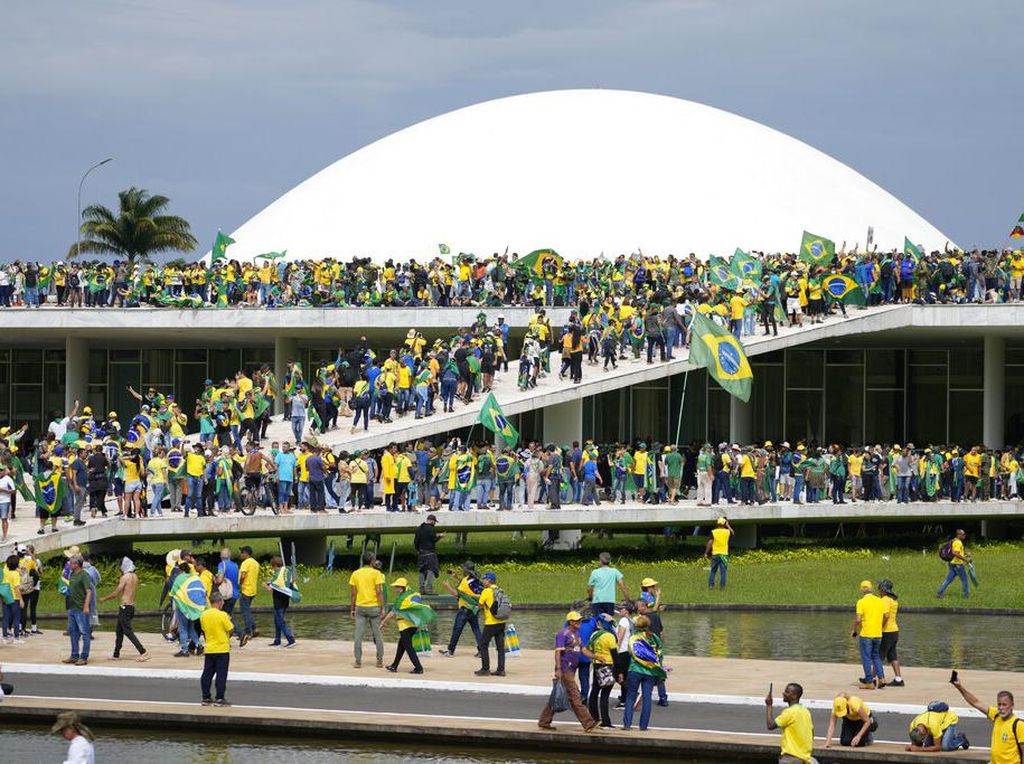 Tolak Hasil Pemilu, Ribuan Warga Brasil Duduki Istana Presiden