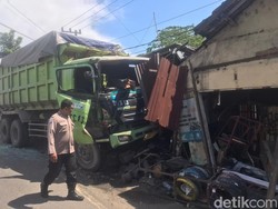 Truk Seruduk Bengkel-Rumah Warga di Mojokerto, 2 Korban Luka