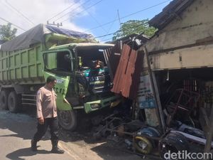 Truk Seruduk Bengkel-Rumah Warga di Mojokerto, 2 Korban Luka Truk Seruduk Bengkel-Rumah Warga di Mojokerto, 2 Korban Luka