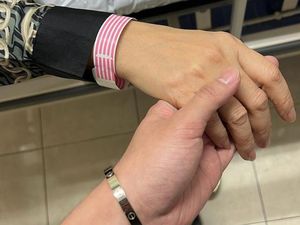 Genggaman Erat Athalla Naufal untuk Venna Melinda yang Terbaring di RS Genggaman Erat Athalla Naufal untuk Venna Melinda yang Terbaring di RS