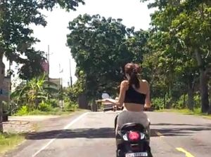 Viral, Video Bule Berjoget Saat Mengendarai Motor di Jembrana