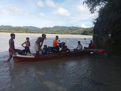 Seberangi Banjir, Warga Amfoang Pikul-Naikkan Motor ke Perahu