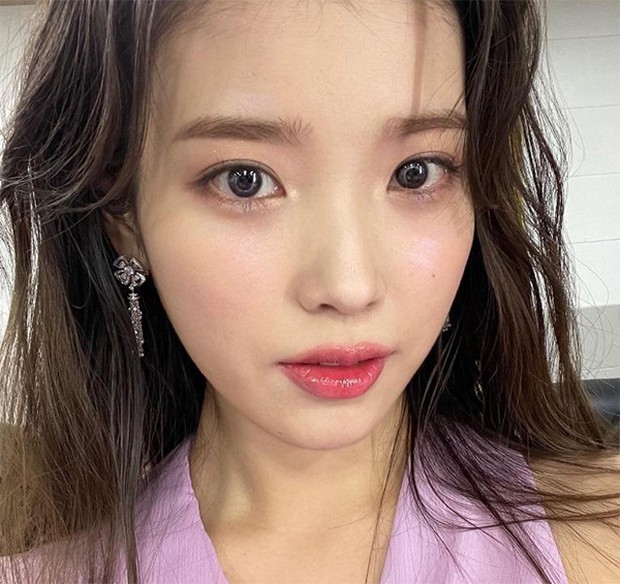 Warna alami dan juicy akan jadi makeup tren 2023 / Foto: instagram.com/dlwlrma