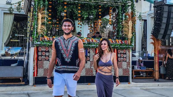 8 Potret Wulan Guritno Liburan di Bali, Peluk Mesra Hingga Joget Bareng Pacar