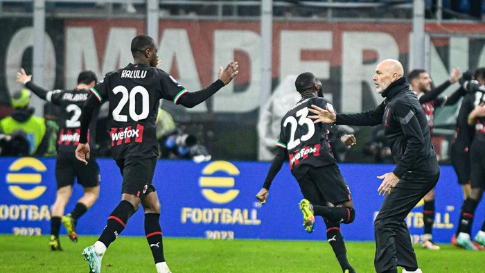 MILAN, ITALY - JANUARY 8: Stefano Pioli, coach of AC Milan celebrates after Tommaso Pobega of AC Milan scores  a goal during the Italian Serie A football match AC Milan vs AS Roma at San Siro stadium in Milan, Italy on January 8, 2023 (Photo by Piero Cruciatti/Anadolu Agency via Getty Images)