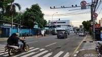 Ada Kamera ETLE, Pemotor Ini Santai Melintas Tanpa Helm