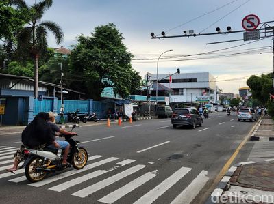 Ada Kamera ETLE, Pemotor Ini Santai Melintas Tanpa Helm