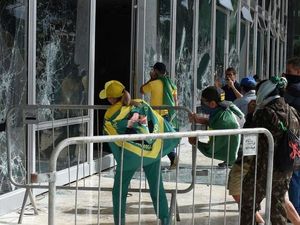 Brasil Tahan 1.500 Orang Usai Penyerbuan Pendukung Bolsonaro Brasil Tahan 1.500 Orang Usai Penyerbuan Pendukung Bolsonaro