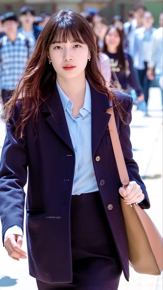 Bae Suzy dengan Sentuhan Blazer. Foto Pinterest: @hamonkitty7 Bae Suzy dengan Sentuhan Blazer. Foto Pinterest: @hamonkitty7