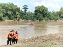 Bapak-Anak Tercebur Bengawan Solo Bojonegoro Saat Naik Perahu Penyeberangan