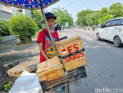 Bocah SD Surabaya Penjual Es Gabus Sempat Putus Sekolah gegara Tak Punya HP