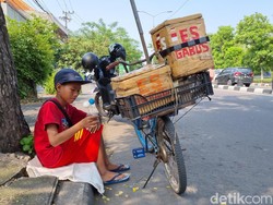 Ketegaran di Balik Tawa Bocah SD Surabaya Jualan Es Gabus Usai Ayah Wafat