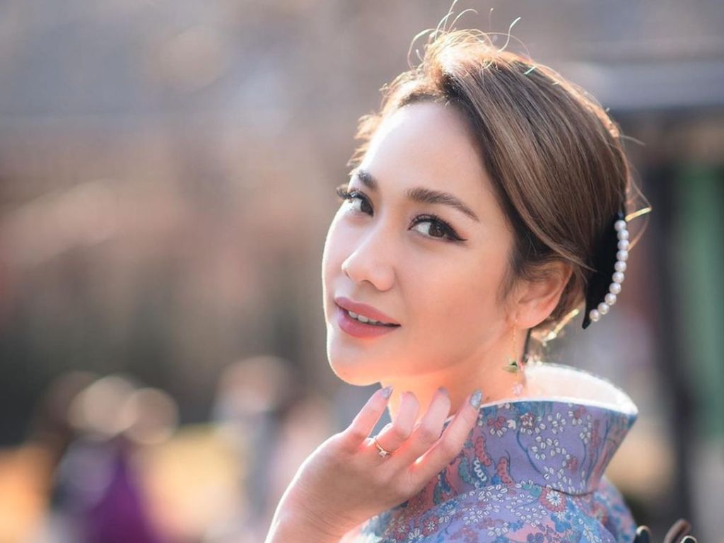 8 Gaya Stylish BCL Liburan di Jepang, Cantik Mempesona Pakai Kimono