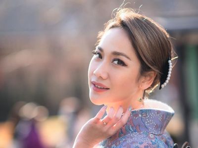 8 Gaya Stylish BCL Liburan di Jepang, Cantik Mempesona Pakai Kimono
