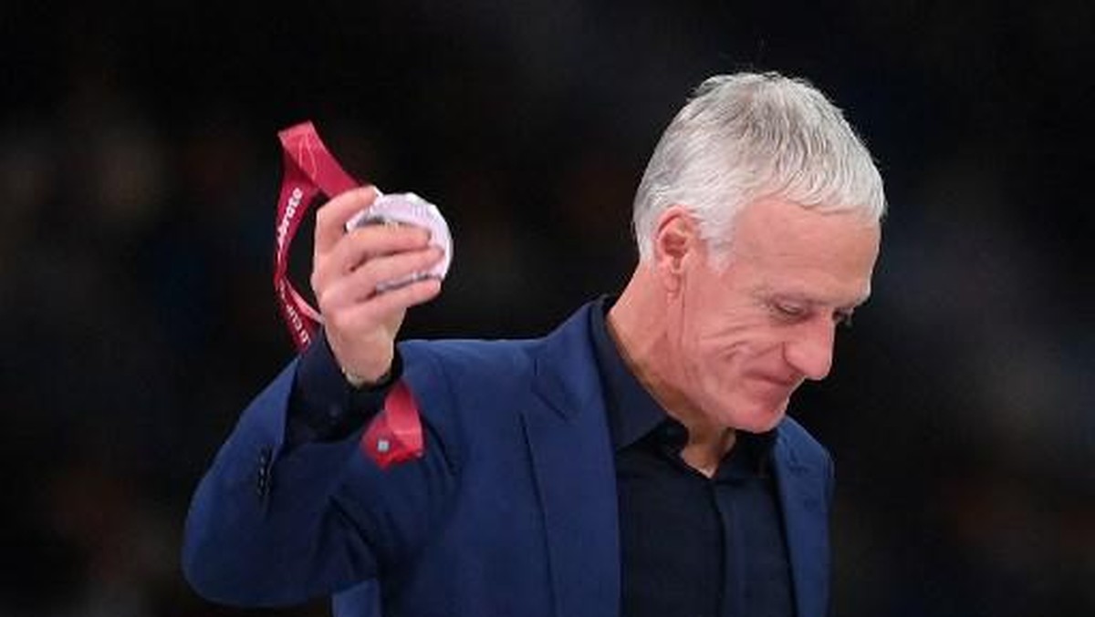 Deschamps memegang medali perak Piala Dunia 2022. Foto: AFP/FRANCK FIFE