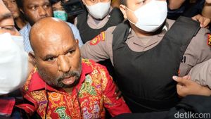 Dikawal Ketat, Lukas Enembe Tiba di RSPAD Gatot Soebroto