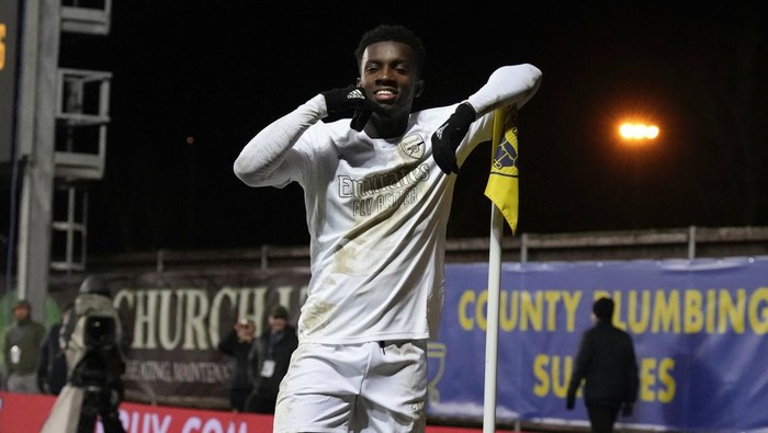 Arsenals Eddie Nketiah celebrates after he scored his sides second goal past Oxford goalkeeper Edward McGinty during the English FA Cup soccer match between Arsenal and Oxford United at the Kassam Stadium in Oxford, Monday, Jan. 9, 2023.(AP Photo/Frank Augstein)