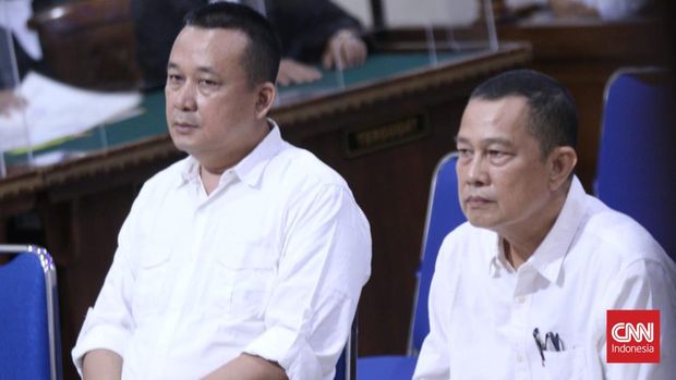 Terdakwa Heryandi, eks Wakil Rektor (Warek) 1 Bidang Akademik Universitas Lampung (Unila) dan Muhammad Basri eks Ketua Senat Unila, jalani sidang perdana perkara dugaan suap Penerimaan Mahasiswa Baru (PMB) jalur mandiri Unila di Pengadilan Negeri (PN) Tipikor Tanjungkarang, Kota Bandarlampung, Selasa (10/1).