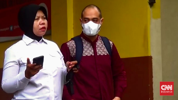 Ferry Irawan usai diperiksa terkait dugaan KDRT ke Venna Melinda, di Ditreskrimum Polda Jawa Timur, Senin (9/1