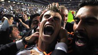 Bale langsung membawa Madrid menjuarai Liga Champions dan Copa del Rey pada musim pertamanya. Setelah itu karier Bale di tim itu terbilang naik-turun terutama usai kedatangan Zinedine Zidane. Padahal Bale mampu jadi mesin gol Madrid bersama Cristiano Ronaldo dan Karim Benzema. Ketiganya membentuk Trio BBC yang berjasa mengantarkan Madrid meraih tiga gelar Liga Champions beruntun. AP/Manu Fernandez