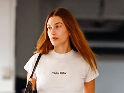 Ramai Kritik, Hailey Bieber Batasi Komentar IG Usai Drama dengan Selena Gomez