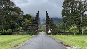 Ingat, Cuma Foto di Depan Gerbang Handara Bali Ini Bayar Rp 20.000