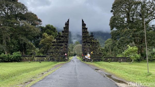 Ingat, Cuma Foto di Depan Gerbang Handara Bali Ini Bayar Rp 20.000