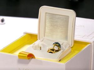 Menilik Kebolehan Headphone Anting-anting Berhias Mutiara