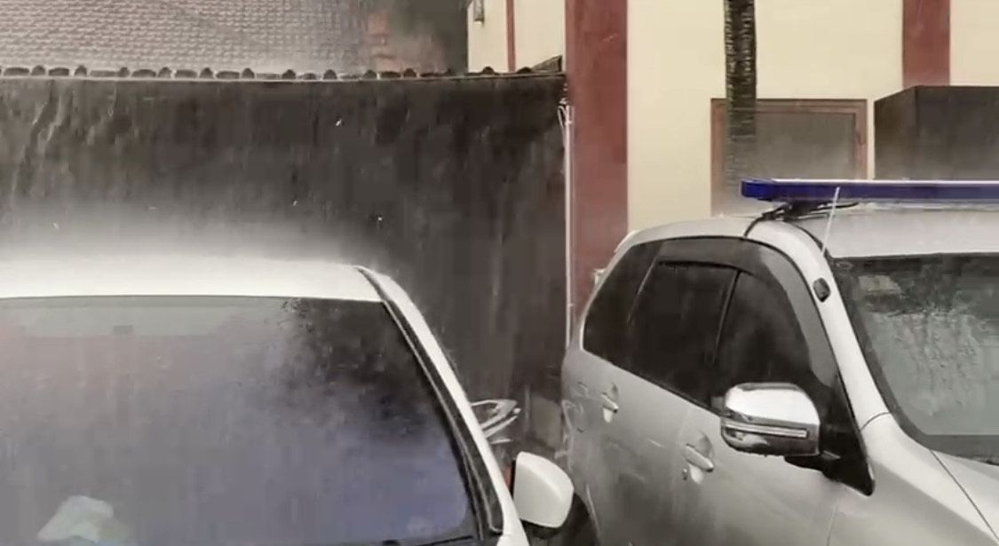 Hujan es terjadi di Margonda Raya Depok, Jawa Barat (Jabar). Hujan es itu juga disertai angin kencang. (dok Istimewa)