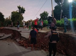 Jalan di NTT Patah Diduga Akibat Gempa M 7,5 Maluku