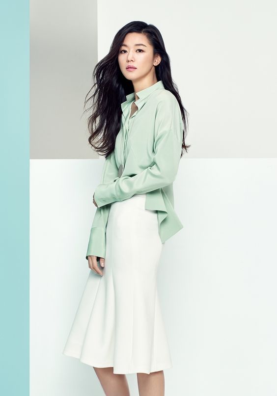 Jun ji-Hyn dalam Balutan Kemeja Berwarna Hijau dan Rok Putih. Foto Pinterest: @soompi
