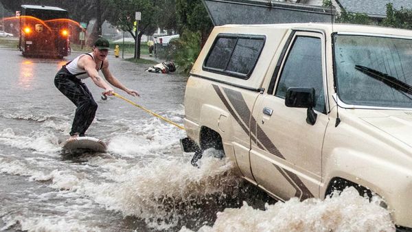 Kala Banjir di California Jadi Arena Selancar